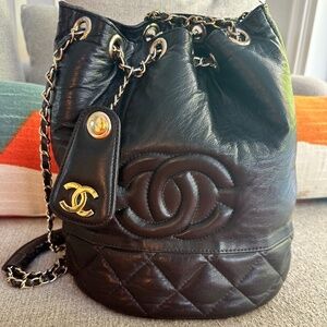 Classic ✨Chanel✨ Quilted Leather Bag w/Gold Chain